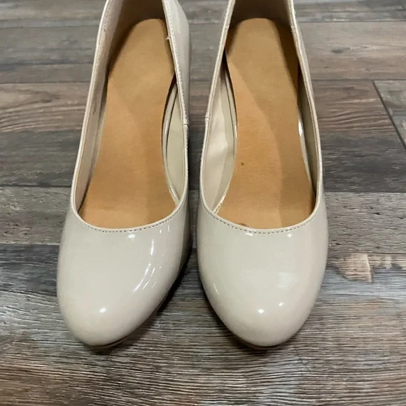 ππ 2/$10 ππ Patent Faux Leather Tan Round Toe Block Heel Pumps - Picture 7 of 13